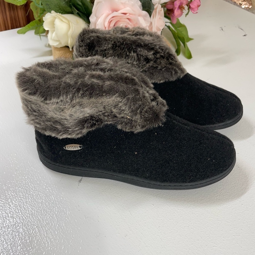 Acorn slippers size 6.5-7.5